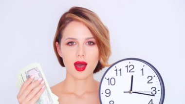 Genç Kızıl saçlı kız büyük saat ve beyaz arka plan üzerinde para ile