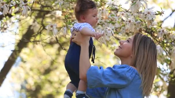 Jonge Roodharige Moeder Kind Hebben Een Vrijetijdsbesteding Lente Magnolia Bloeiende — Stockvideo