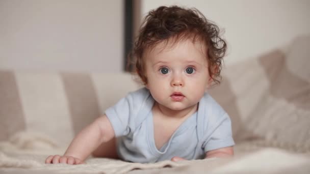 Μικρό Μωρό Ξαπλωμένο Ένα Κρεβάτι Στα Ελαφριά Ρούχα — Αρχείο Βίντεο