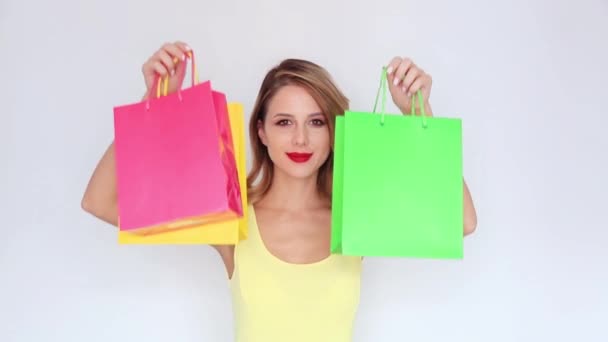 Menina Ruiva Jovem Com Sacos Compras Fundo Branco — Vídeo de Stock