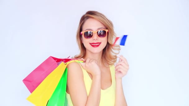 Chica Pelirroja Joven Gafas Sol Con Bolsas Compras Bandera Francesa — Vídeo de stock