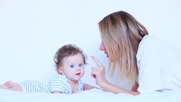 Madre Divirtiéndose Con Niño Casa — Vídeos de Stock