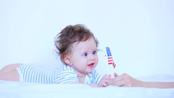 母亲有一个有趣的孩子玩美国国旗在家里 — 图库视频影像