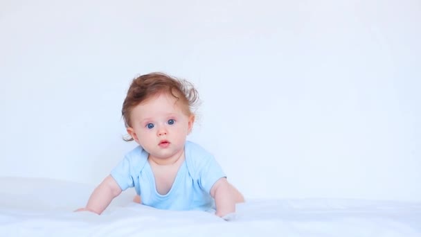 Pequeño Bebé Acostado Una Cama Con Ropa Ligera — Vídeos de Stock