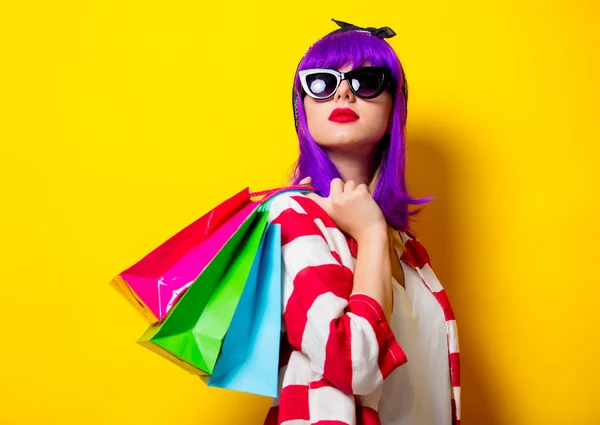 Menina com cabelo roxo segurando sacos de compras — Fotografia de Stock
