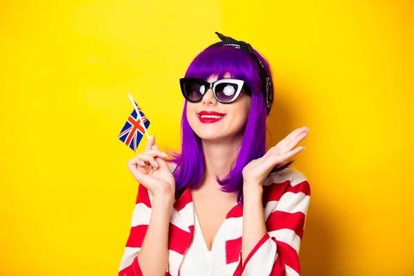 Дівчина з фіолетовим волоссям, тримаючи прапор Великої Британії — стокове фото