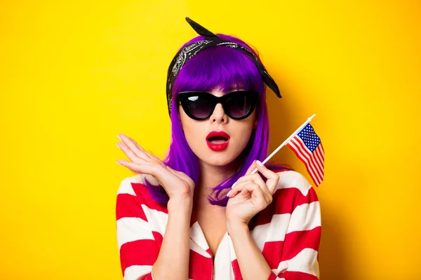 Fille aux cheveux violets tenant drapeau des États-Unis — Photo