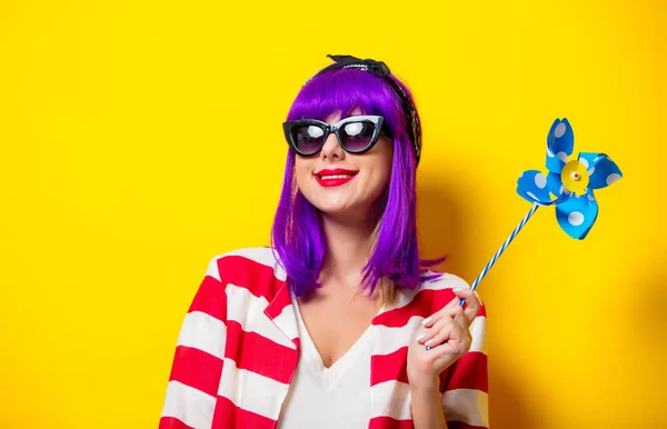 Meisje met paars haar bedrijf pinwheel speelgoed — Stockfoto