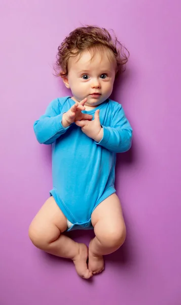 Pequeno bebê infantil com cabelo deitado — Fotografia de Stock