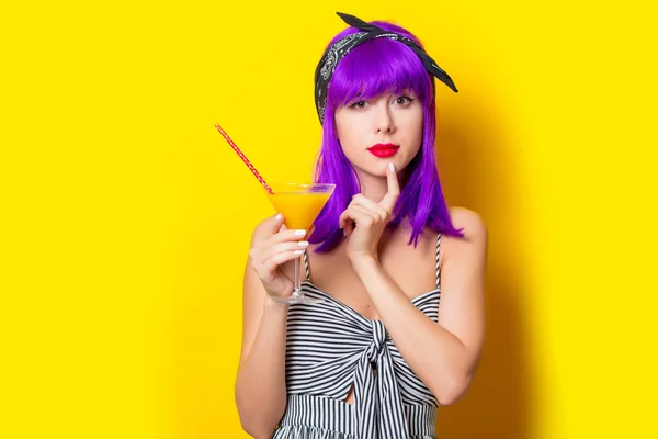 Κορίτσι με μοβ μαλλιά κρατώντας λεμονάδα κοκτέιλ — Φωτογραφία Αρχείου