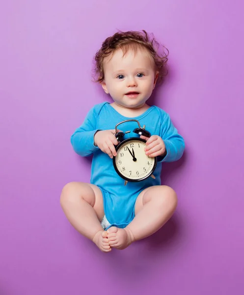 Bebé pequeño con despertador —  Fotos de Stock