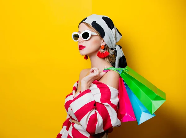 Estilo mulher com sacos de compras — Fotografia de Stock