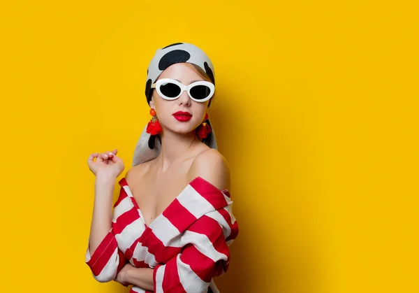 Retrato de mujer de estilo hermoso en gafas de sol — Foto de Stock