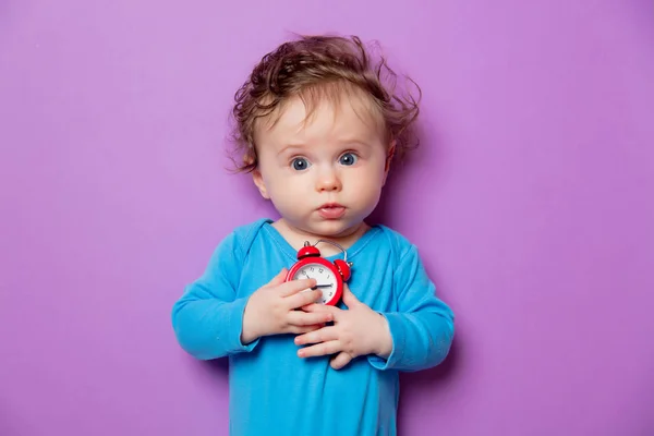 Lilla spädbarn baby med väckarklocka — Stockfoto