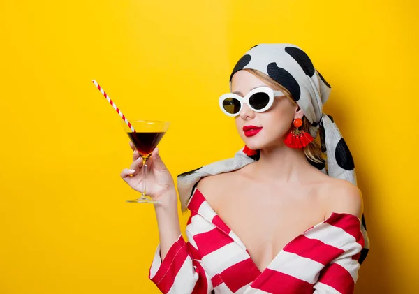 Frau mit Sonnenbrille und Cocktailglas — Stockfoto