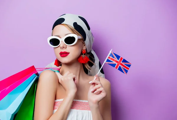 Donna con bandiera britannica e borse della spesa — Foto Stock