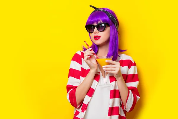 Menina com cabelo roxo segurando coquetel de limonada — Fotografia de Stock