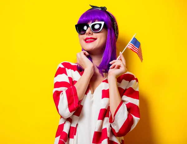 Chica con pelo morado sosteniendo bandera de Estados Unidos —  Fotos de Stock