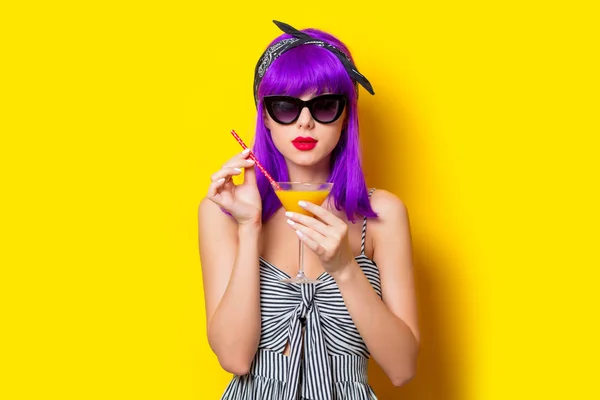 Menina com cabelo roxo segurando coquetel de limonada — Fotografia de Stock