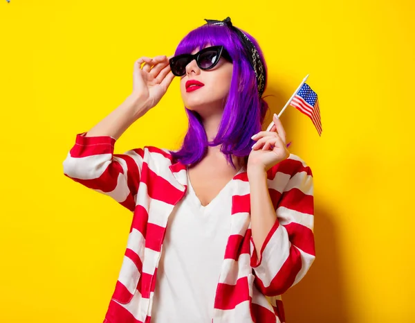 Ragazza con capelli viola che tiene bandiera degli Stati Uniti — Foto Stock