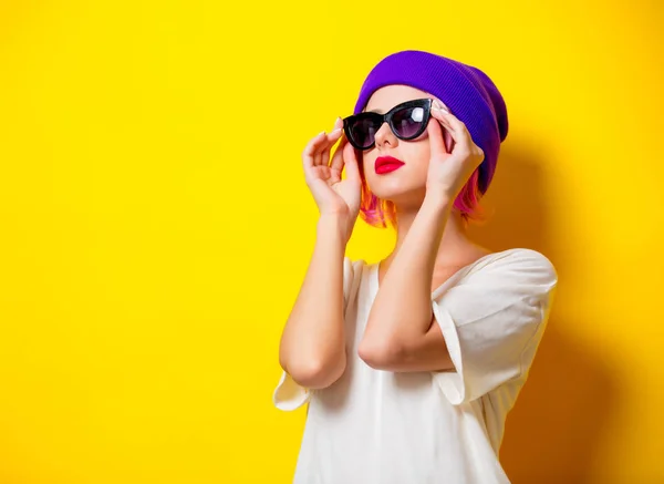 Flicka med rosa hår i lila hatt och solglasögon — Stockfoto