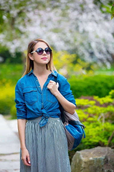 Junges Mädchen erholt sich im Frühlingsgarten — Stockfoto