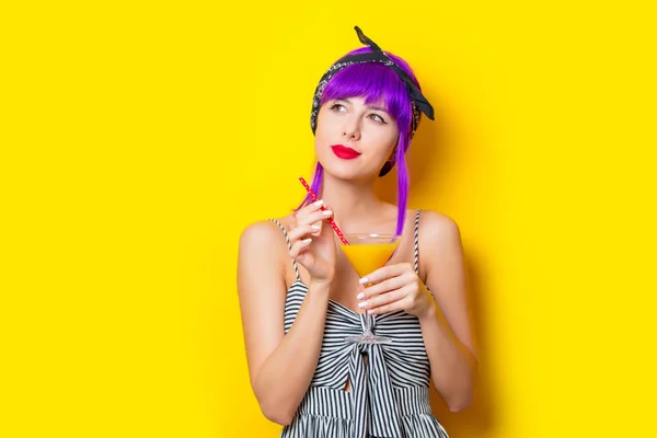 Menina com cabelo roxo segurando coquetel de limonada — Fotografia de Stock