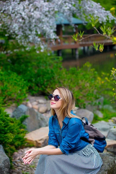 La muchacha joven descansan en el jardín primaveral — Foto de Stock