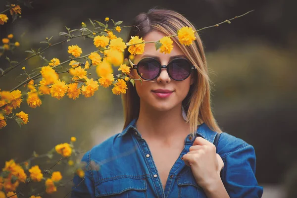 Mladá dívka si odpočinout v jarní zahradě — Stock fotografie