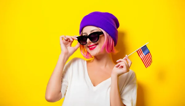 Niña sosteniendo bandera de Estados Unidos —  Fotos de Stock