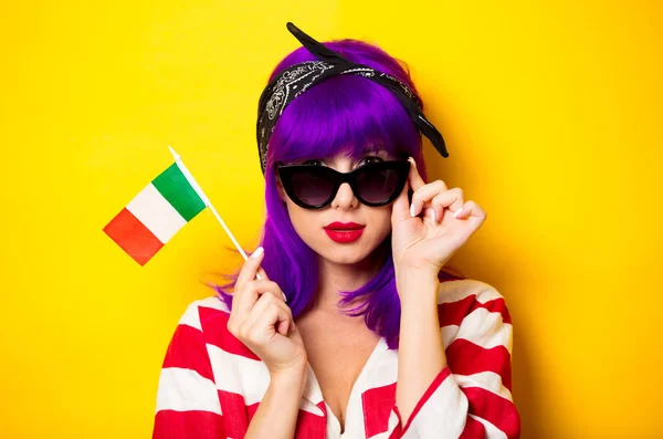 Ragazza con capelli viola con bandiera italiana — Foto Stock