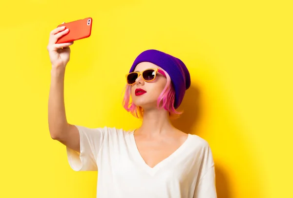 Девушка с розовыми волосами делает селфи по мобильному телефону — стоковое фото