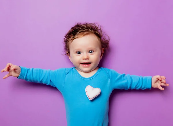 Lilla spädbarn baby med hjärta form leksak — Stockfoto