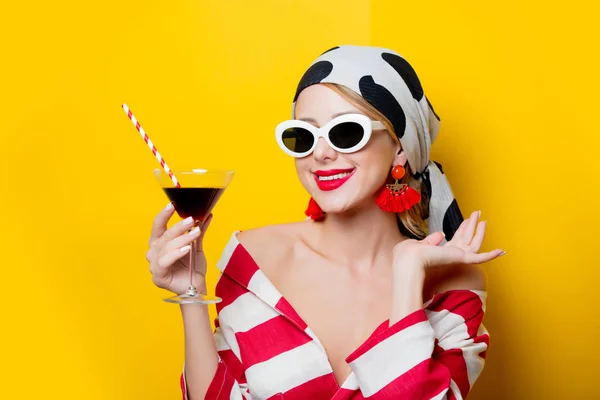 Жінка в сонцезахисних окулярах з коктейльним склом — стокове фото