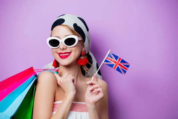 Wanita dengan bendera Inggris dan tas belanja — Stok Foto