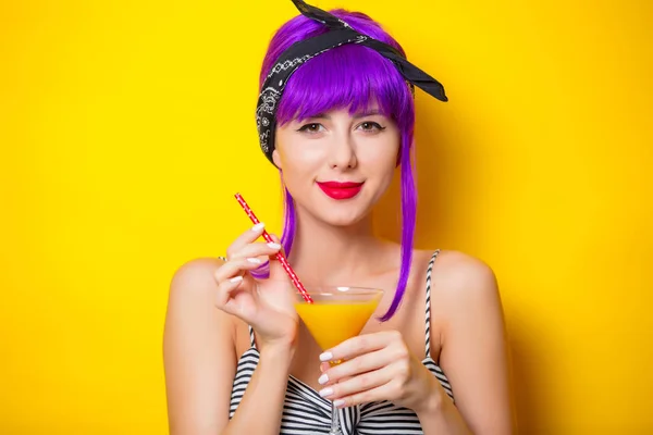 Дівчина з фіолетовим волоссям, що тримає лимонадний коктейль — стокове фото