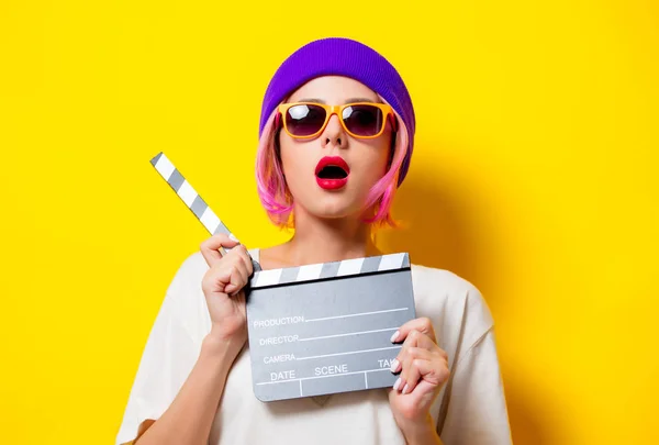 Girl with pink hair holding movie clapper — Stock Photo, Image