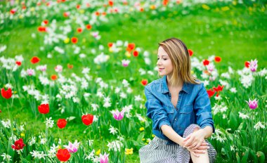 Lale çayır oturan genç Kızıl saçlı kız