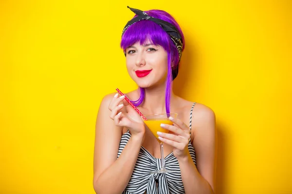 Chica con pelo morado celebración de cóctel de limonada — Foto de Stock