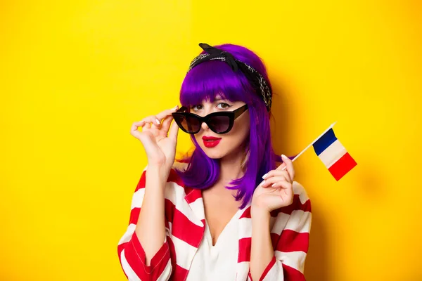 Девушка с фиолетовыми волосами держит французский флаг — стоковое фото