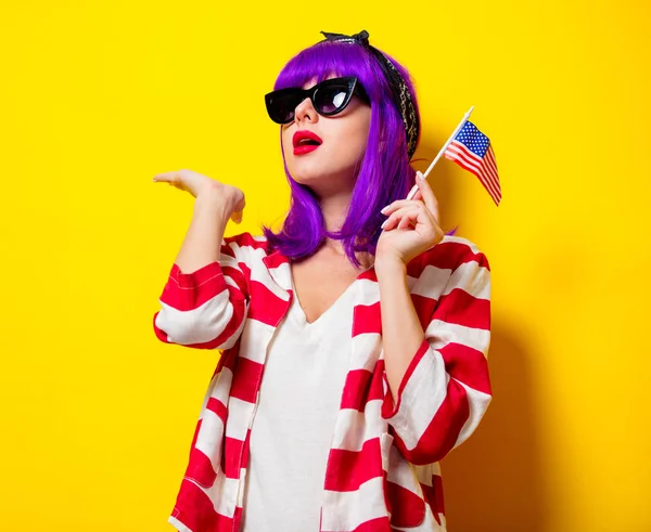 Дівчина з фіолетовим волоссям, тримаючи прапор Сполучених Штатів — стокове фото