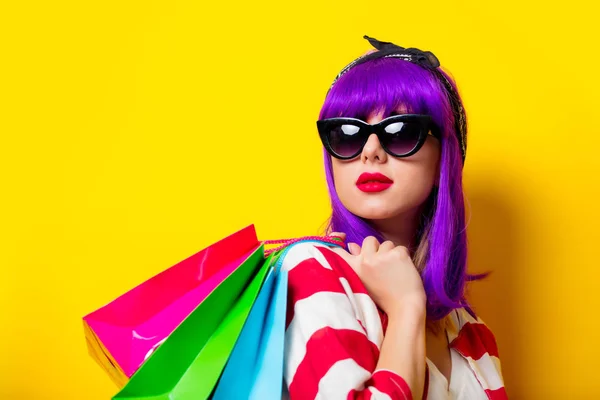 Κορίτσι με μοβ μαλλιά, κρατώντας τσάντες για ψώνια — Φωτογραφία Αρχείου