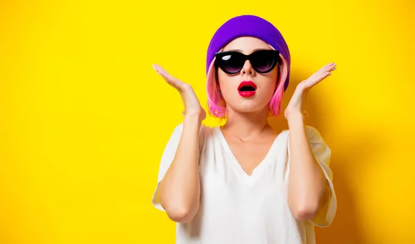 Ragazza con i capelli rosa in cappello viola e occhiali da sole — Foto Stock