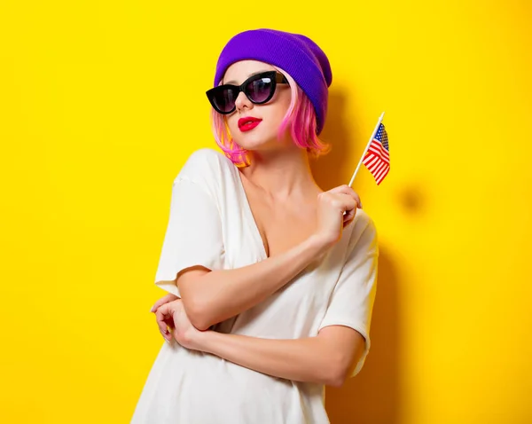 Menina segurando bandeira dos Estados Unidos — Fotografia de Stock