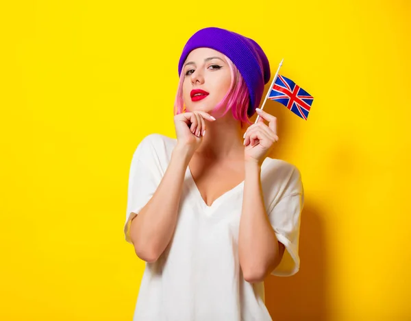 Gadis berambut merah muda memegang bendera Inggris — Stok Foto