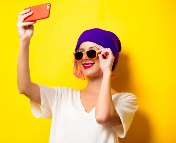 Menina com cabelo rosa fazendo selfie por telefone móvel — Fotografia de Stock