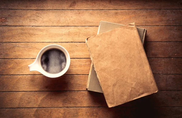 Tazza bianca con caffè e libri — Foto Stock