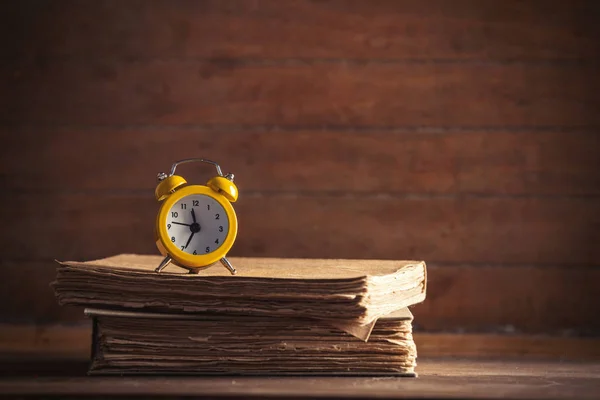 Kleiner Wecker und Bücher — Stockfoto