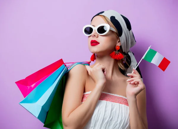 Mujer con bandera italiana y bolsas de compras —  Fotos de Stock