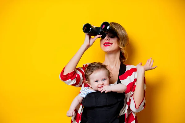キャリアと双眼鏡を使って母の小さい赤ん坊 — ストック写真